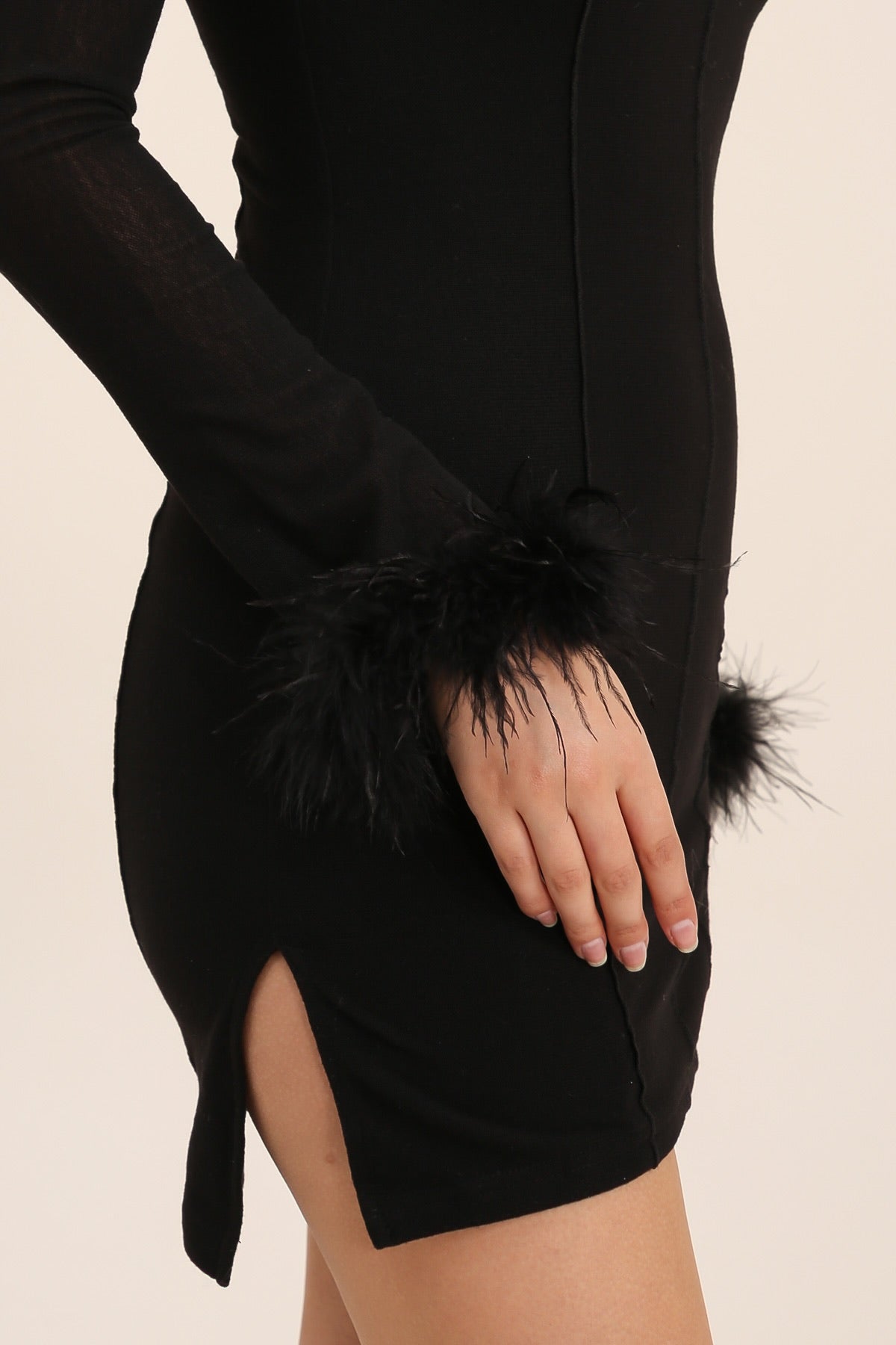 Robe courte moulante noire pour femme avec col montant, manches longues, poignets plumes et fentes latérales, par Dressie Dress
