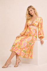 Robe longue imprimée pour femme Dressie Dress avec décolleté profond, manches bouffantes et taille haute, look élégant.