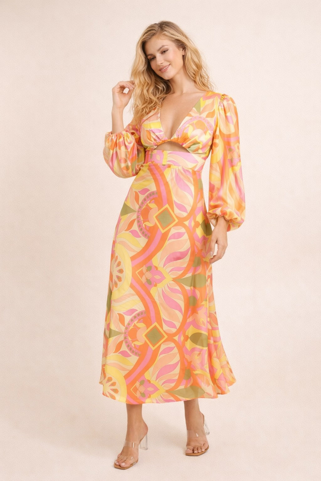 Robe longue imprimée pour femme avec décolleté profond, manches bouffantes et taille haute, de marque Dressie Dress.