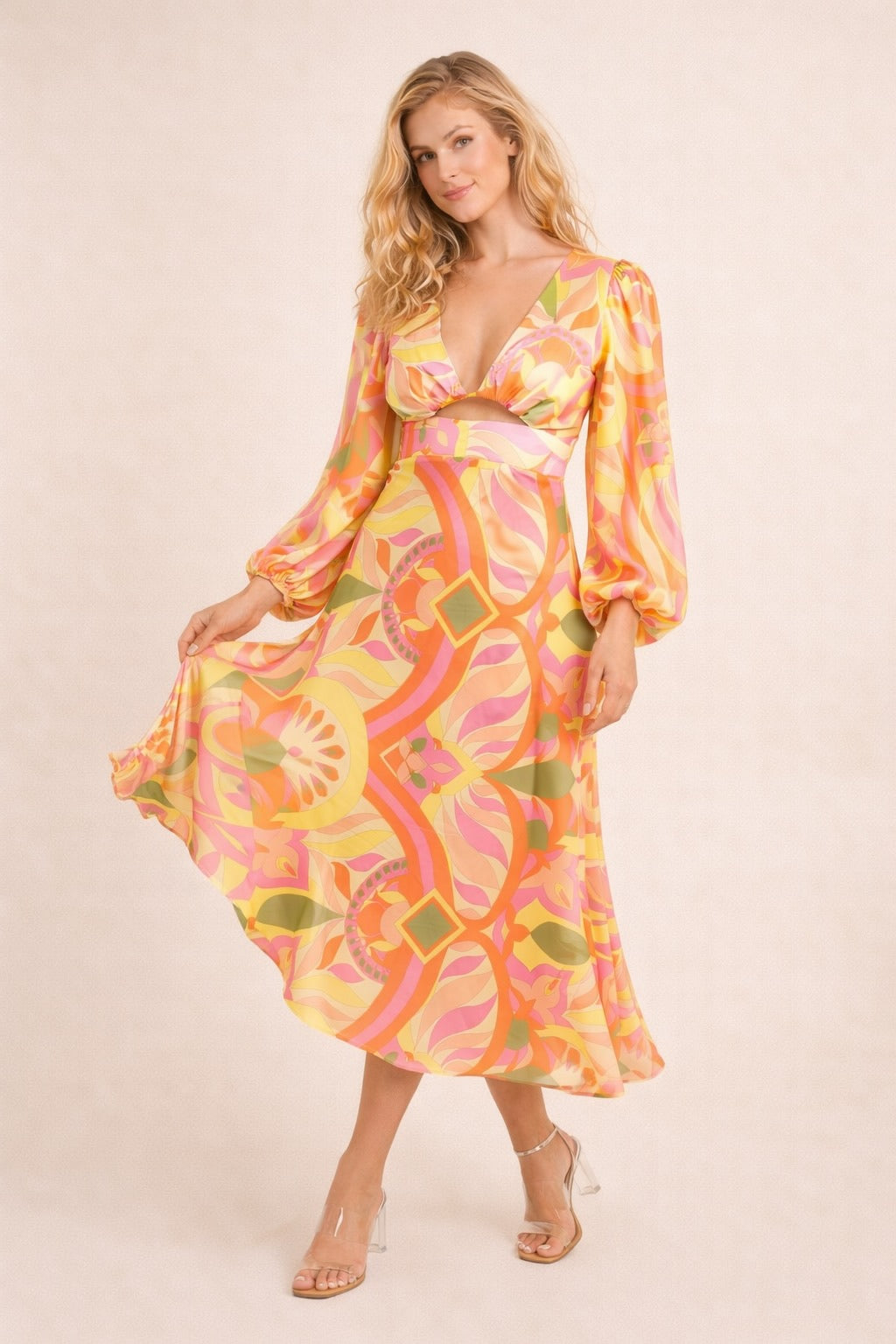 Robe longue imprimée pour femme Dressie Dress avec décolleté profond, manches bouffantes, découpe sous poitrine et taille haute.