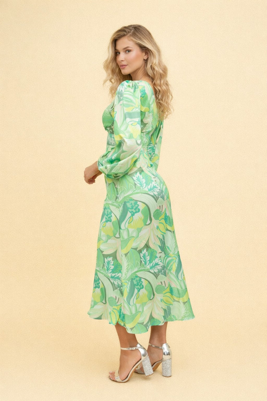 Robe longue imprimée pour femme Dressie Dress, décolleté profond, manches bouffantes, découpe sous poitrine, taille haute, élégante.