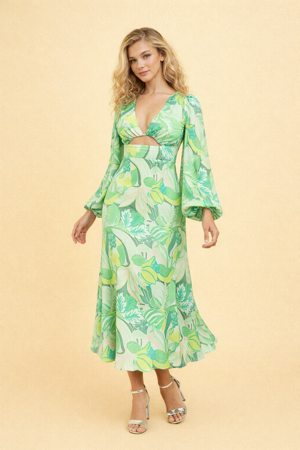 Robe longue imprimée pour femme Dressie Dress avec décolleté profond, manches bouffantes et taille haute, vue de face.