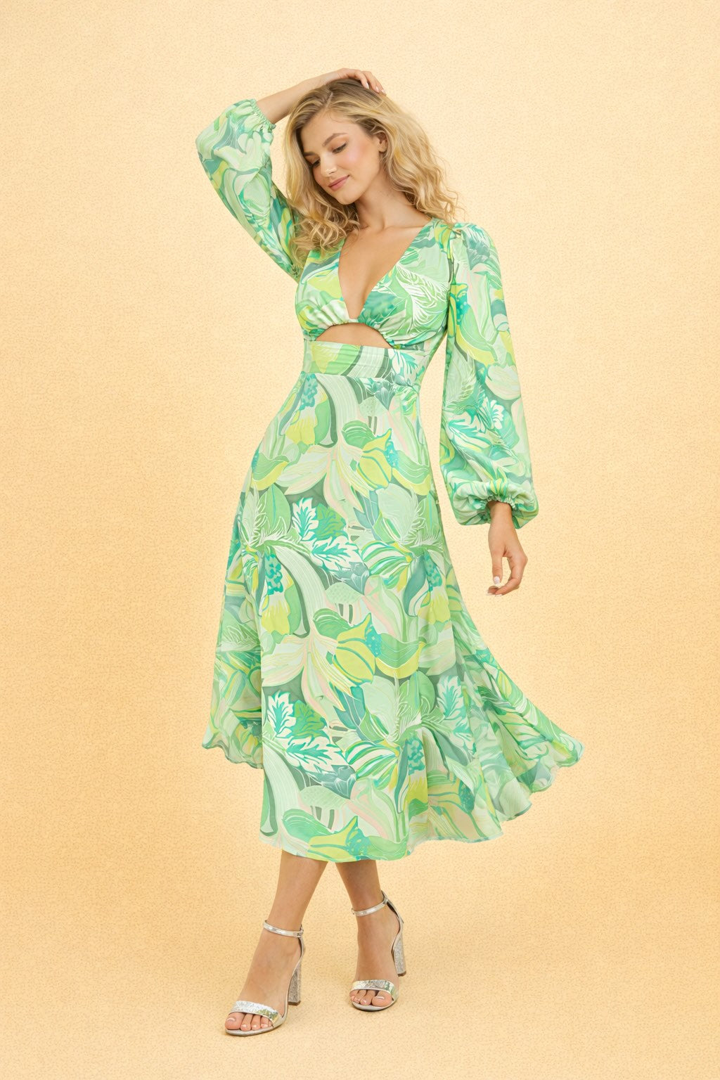 Robe longue imprimée pour femme avec décolleté profond, manches bouffantes, taille haute et découpe sous poitrine, par Dressie Dress.