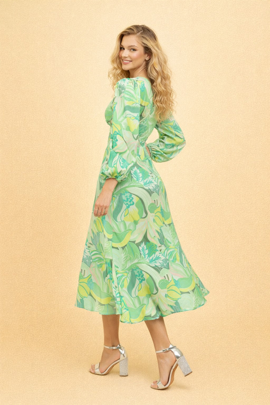 Robe longue femme imprimée vert avec décolleté profond, manches bouffantes et taille haute, élégante Dressie Dress.
