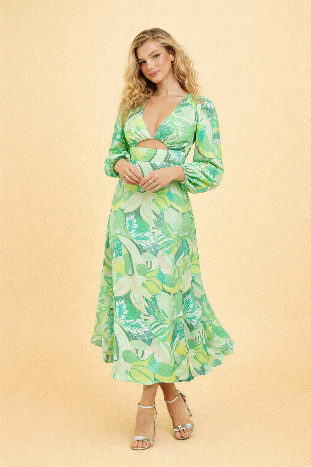 Robe longue imprimée pour femme Dressie Dress avec décolleté profond, manches bouffantes et taille haute, couleur verte.