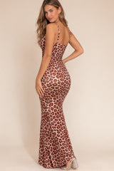 Robe longue femme léopard Dressie Dress avec fines bretelles, silhouette moulante, fronces latérales et bas sirène.
