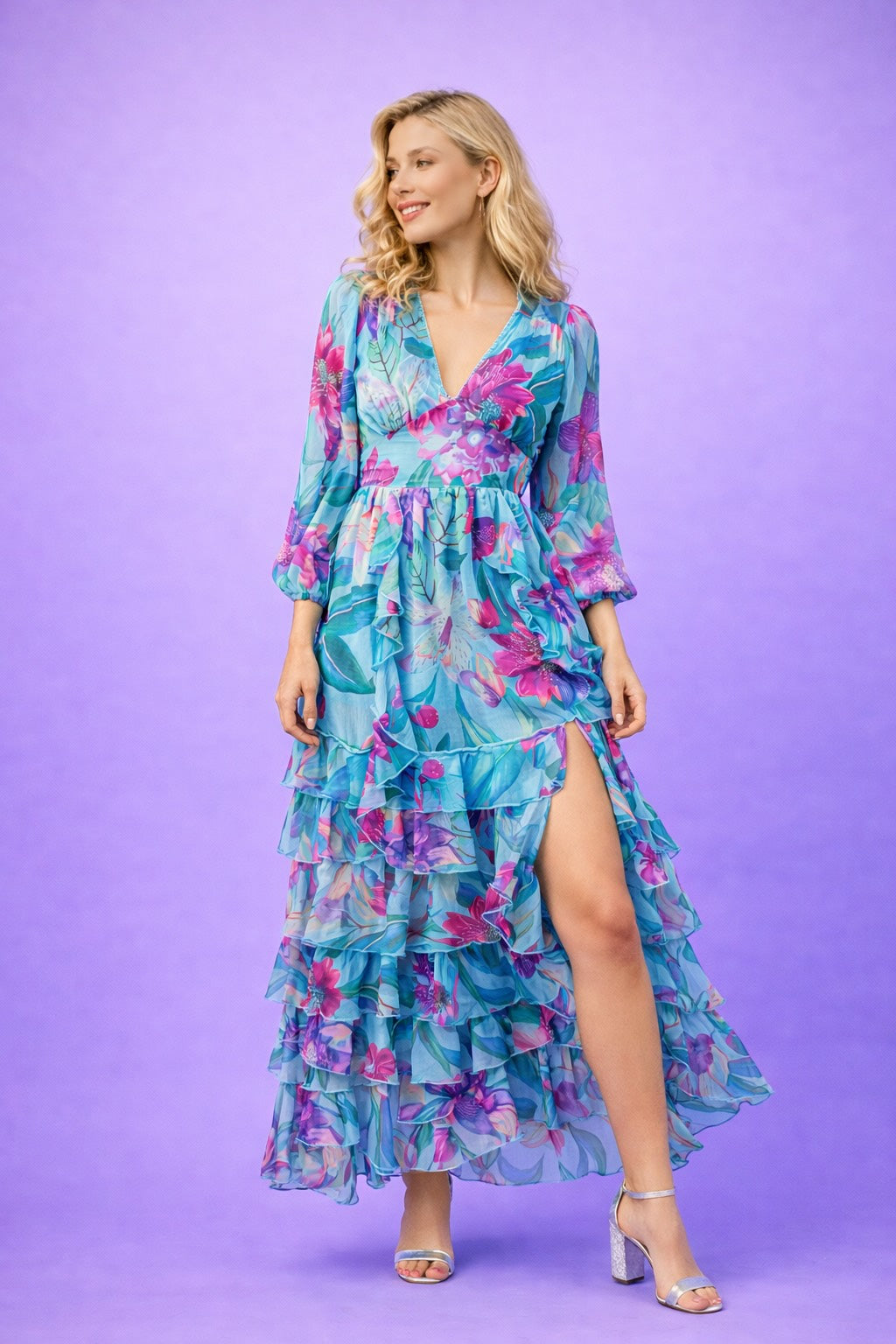 Robe fleurie pour femme Dressie Dress avec décolleté en V, taille cintrée, jupe à volants et manches longues aériennes.