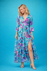 Robe femme imprimée fleurie Dressie Dress avec décolleté en V, taille cintrée, jupe à volants et manches longues aériennes.