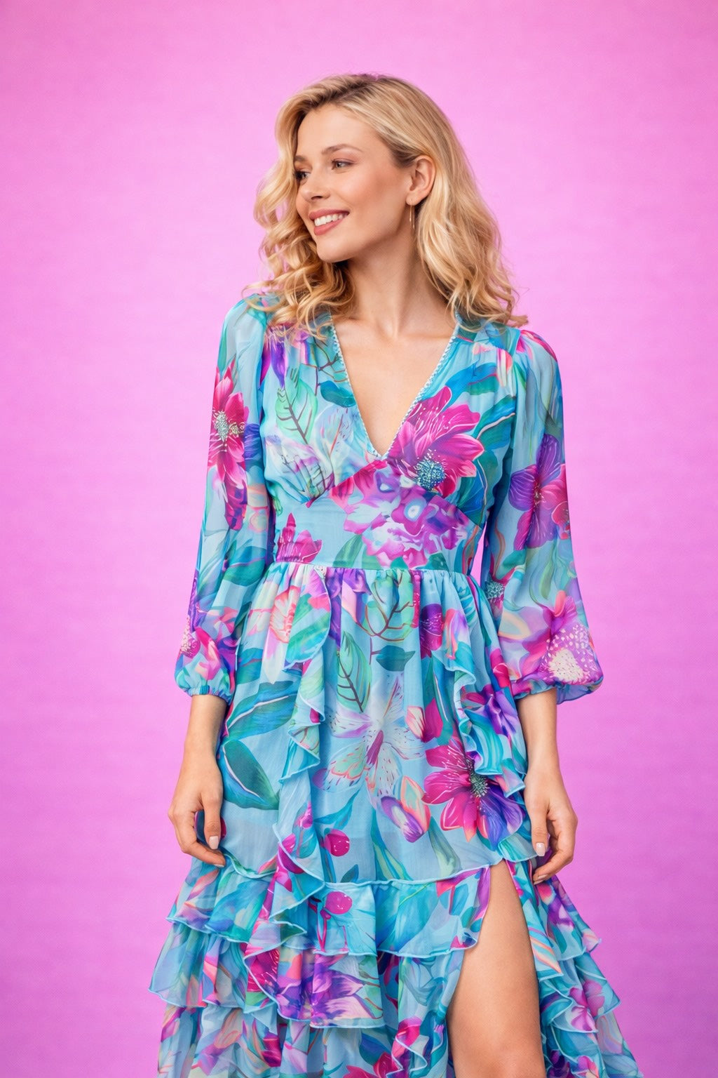 Robe femme imprimée fleurs avec décolleté en V, jupe à volants, manches longues aériennes, silhouette fluide, marque Dressie Dress.