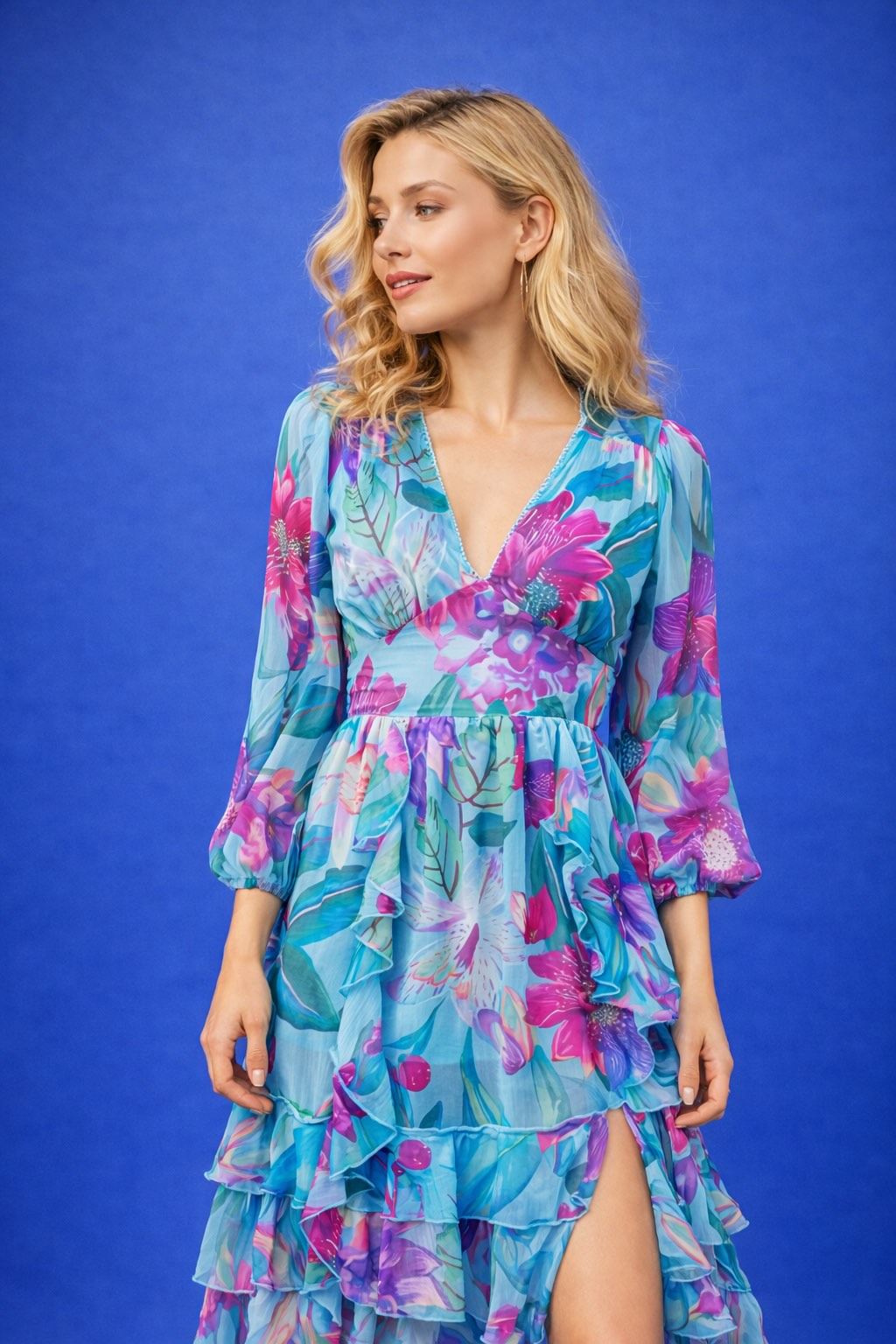 Robe imprimée fleurie pour femme avec décolleté en V, manches longues aériennes, jupe à volants et taille cintrée.