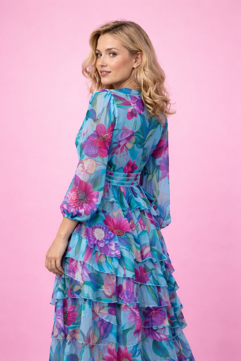 Robe femme imprimée fleurie Dressie Dress, décolleté V, taille cintrée, jupe à volants superposés et manches longues aériennes.