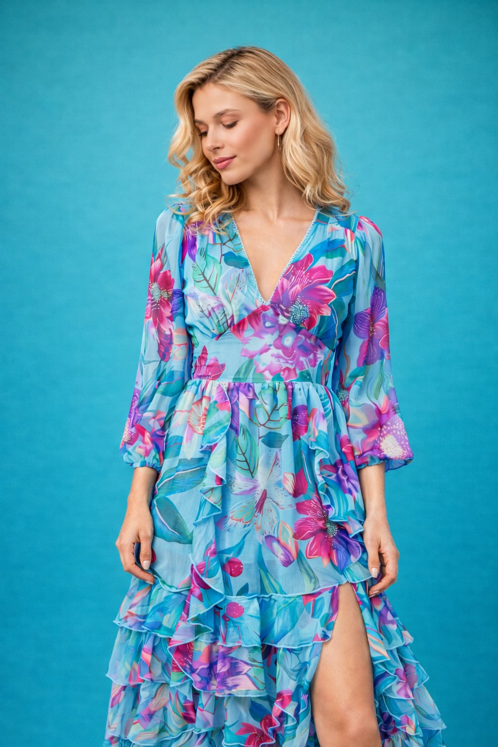 Robe femme imprimée fleurie Dressie Dress avec décolleté en V, jupe à volants, manches longues aériennes, silhouette fluide.