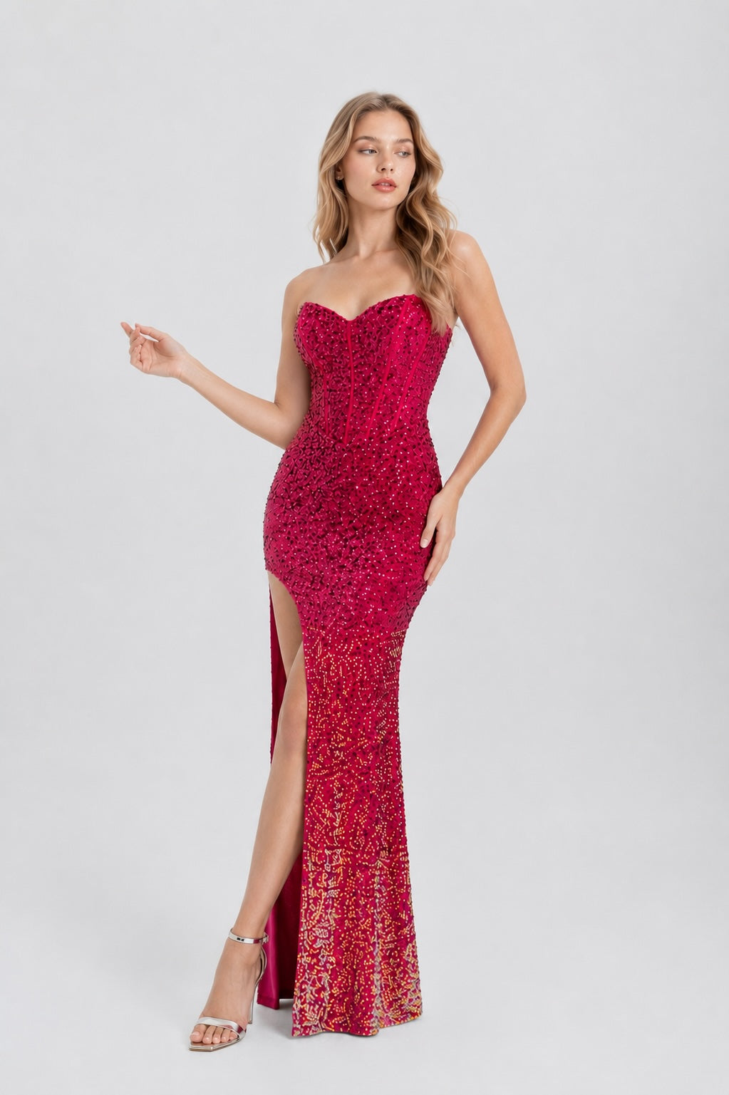 Robe de soirée sirène fuchsia foncé de Dressie Dress avec sequins dégradés, bustier cœur, corset baleiné et fente haute.