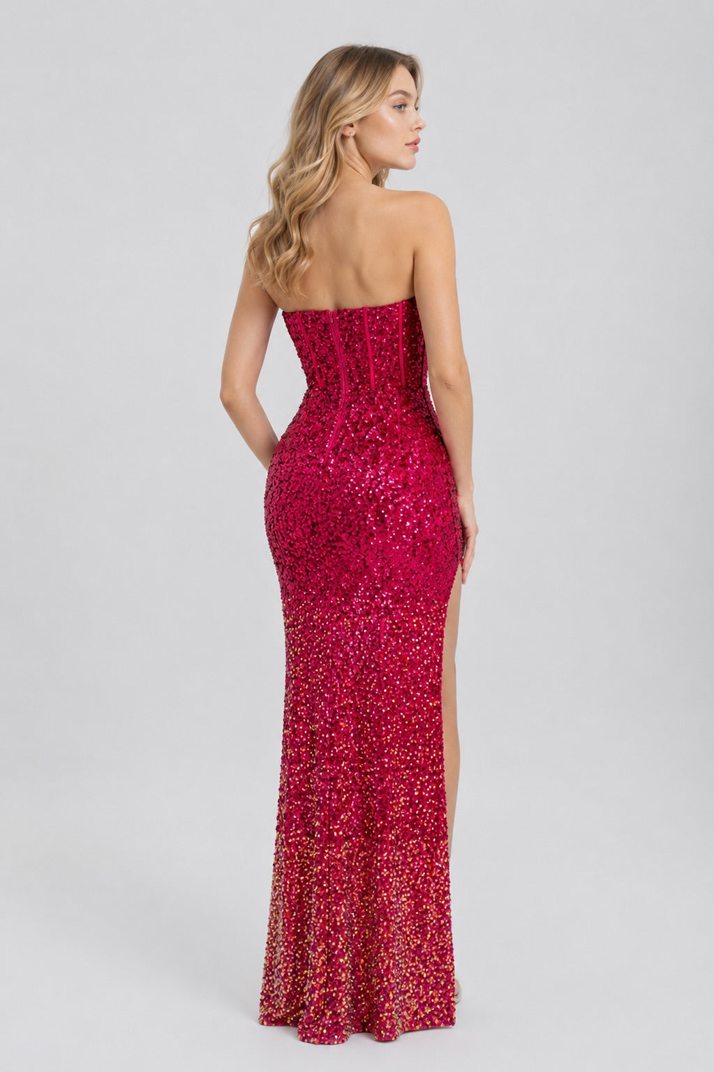 Robe de soirée sirène fuchsia foncé avec sequins dégradés, bustier cœur, corset baleiné et fente haute, de Dressie Dress
