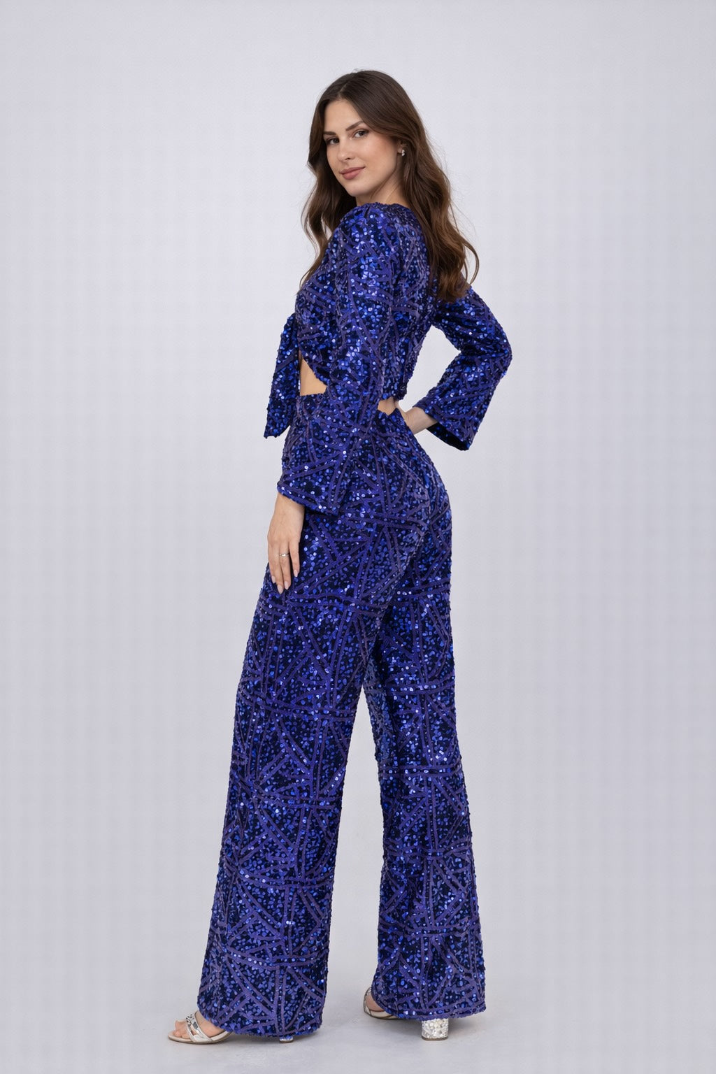 Combinaison femme 2 pièces Dressie Dress à sequins géométriques, top court à nœud et pantalon taille haute à jambes larges.
