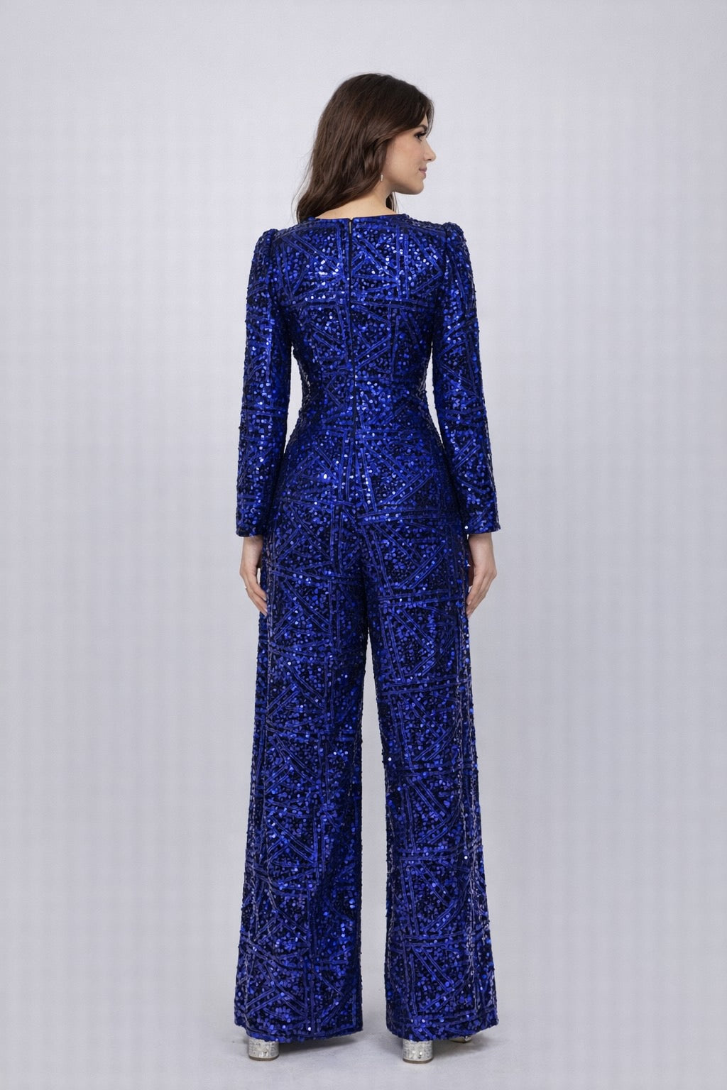 Combinaison deux pièces pour femme Dressie Dress avec top court à nœud, découpe à la taille, pantalon taille haute et jambes larges.