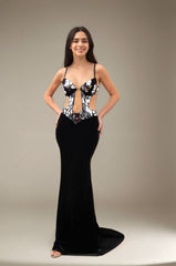 Robe longue sirène avec buste effet miroir cristal bonnets structurés - fines bretelles découpe tulle au centre et côtés ajourés - taille en V traîne légère | Dressie Dress