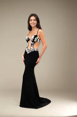 Robe longue sirène avec buste effet miroir cristal bonnets structurés - fines bretelles découpe tulle au centre et côtés ajourés - taille en V traîne légère | Dressie Dress