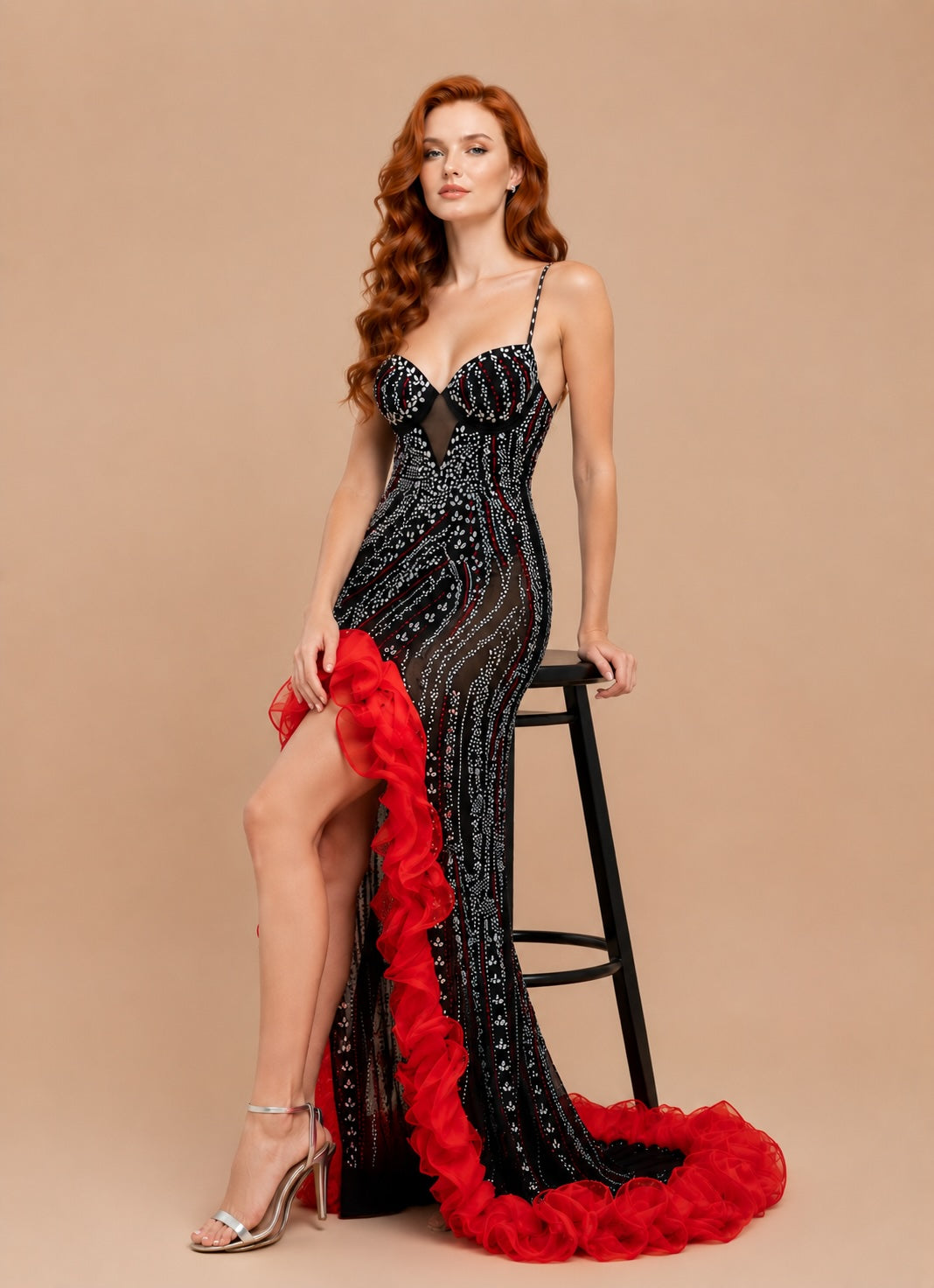 Femme Robe longue sirène cristalline à bretelles, décolleté cœur avec tulle illusion en V, coupe gainante extensible, fente et traîne volantée – Robes brillantes pour gala invitée de mariage