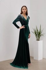 Robes de soirée longue en velours extensible avec col V cache-cœur manches longues épaules ornées de perles et taille marquée | Dressie Dress
