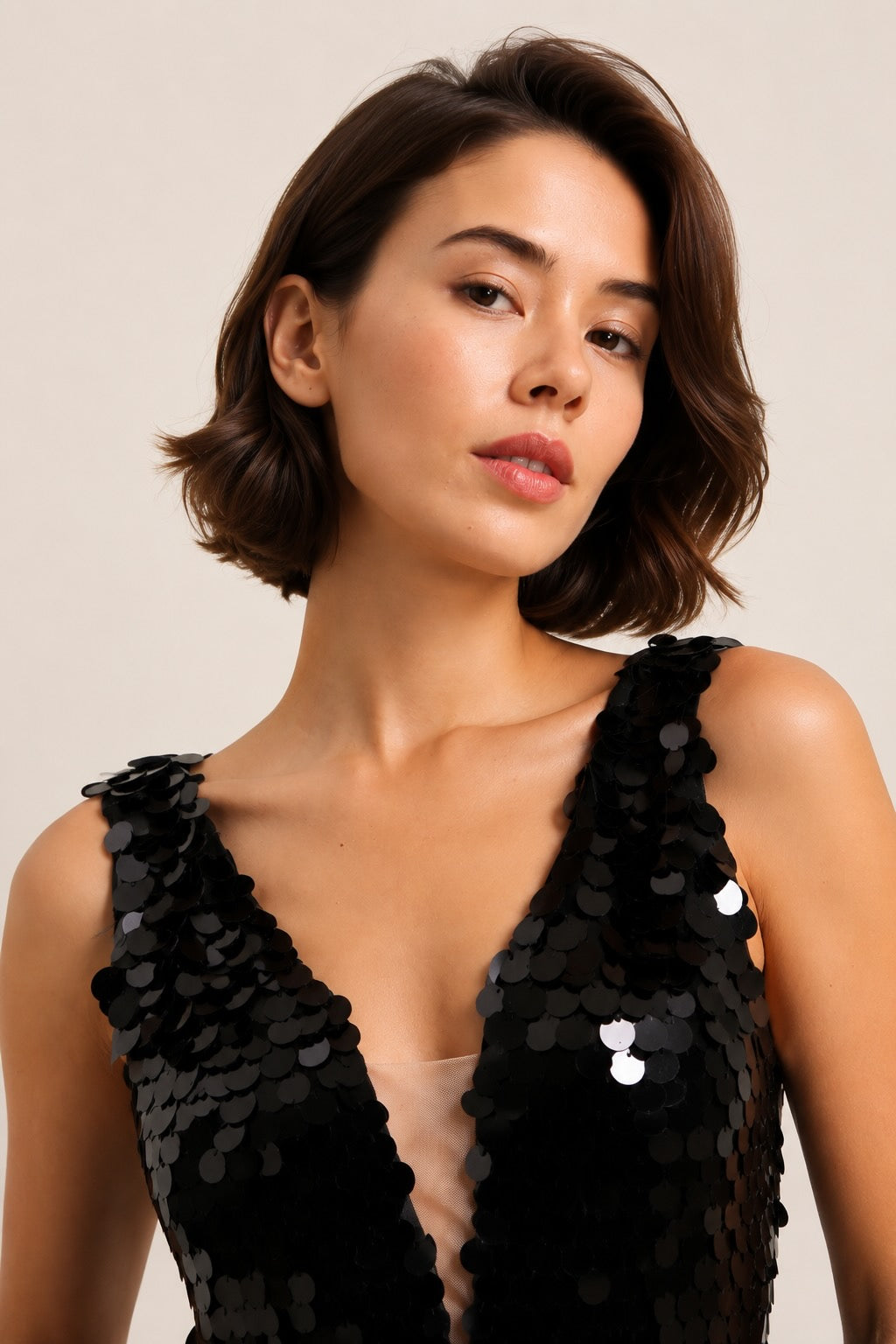 Robe de soirée longue moulante noire pour femme de marque Dressie Dress avec décolleté V profond et détails en tulle nude.