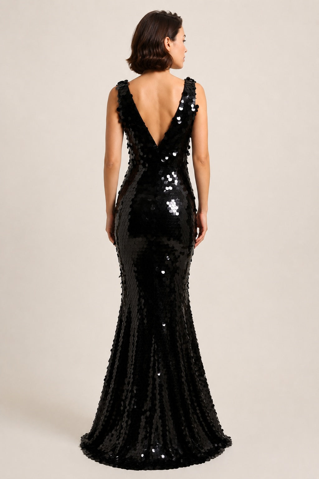 Robe de soirée longue moulante noire pour femme de marque Dressie Dress, décolleté en V profond et empiècement en tulle nude.