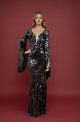 Femme Robe de soirée longue à sequins avec décolleté V plongeant empiècement en tulle et manches cape évasées – Silhouette élégante | Dressie Dress