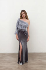 Robe de soirée longue asymétrique avec sequins finitions plumes velours stretch taille drapée et fente | Dressie Dress