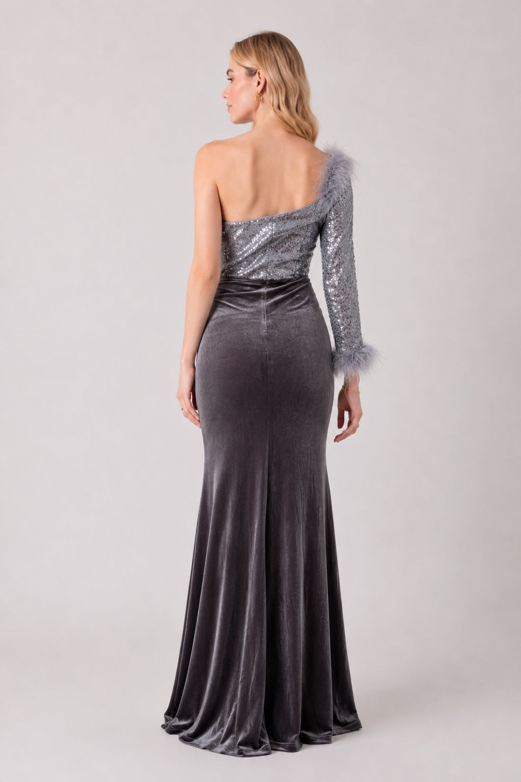 Robe de soirée longue asymétrique Dressie Dress avec sequins, plumes, velours stretch, taille drapée et fente élégante.