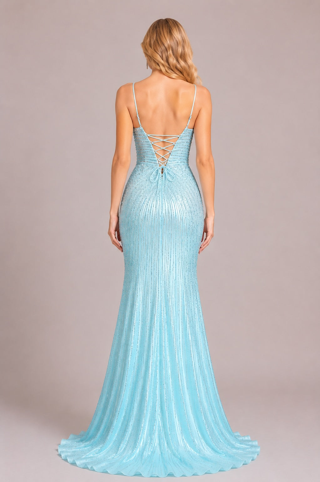 Robe de soirée longue pour femme Dressie Dress, sirène, bretelles fines, décolleté profond, strass rayés, en tulle avec fente haute.