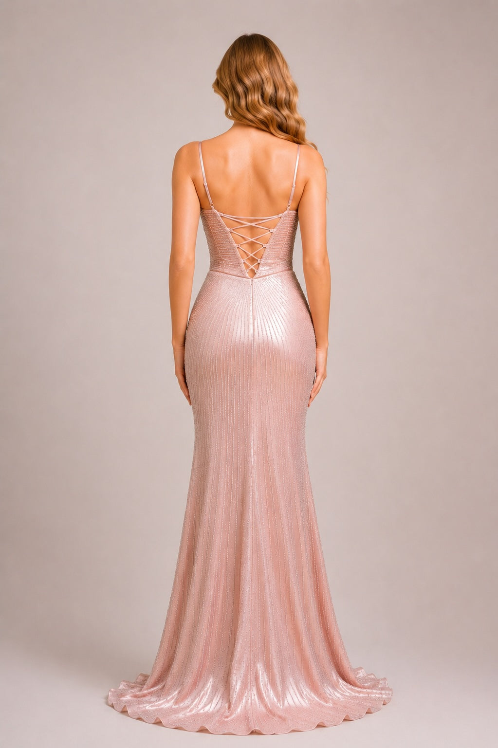 Robe de soirée longue femme Dressie Dress en tulle mauve, fines bretelles, décolleté profond, strass rayés, fente haute, coupe sirène.