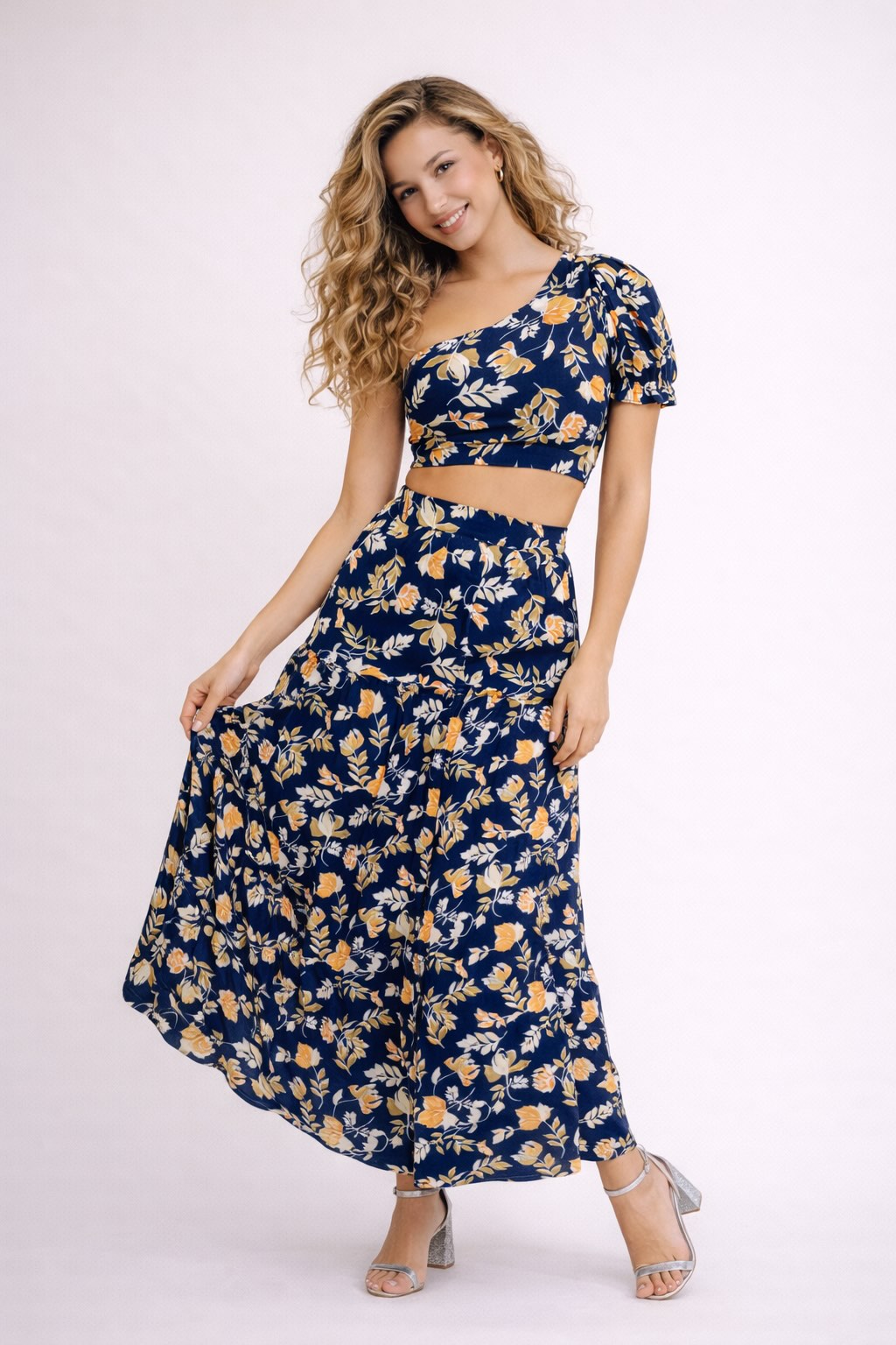 Ensemble femme Dressie Dress avec robe imprimée esprit, top court asymétrique à manches bouffantes et jupe longue fluide.