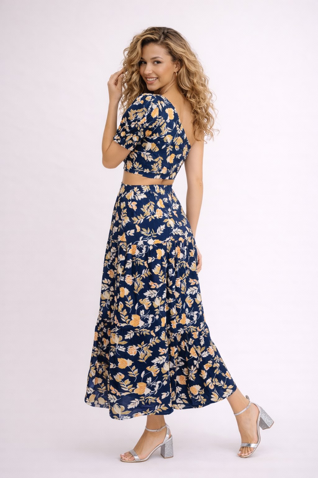Ensemble femme imprimé esprit avec robe longue fluide, top asymétrique à manches bouffantes et taille haute, look romantique.