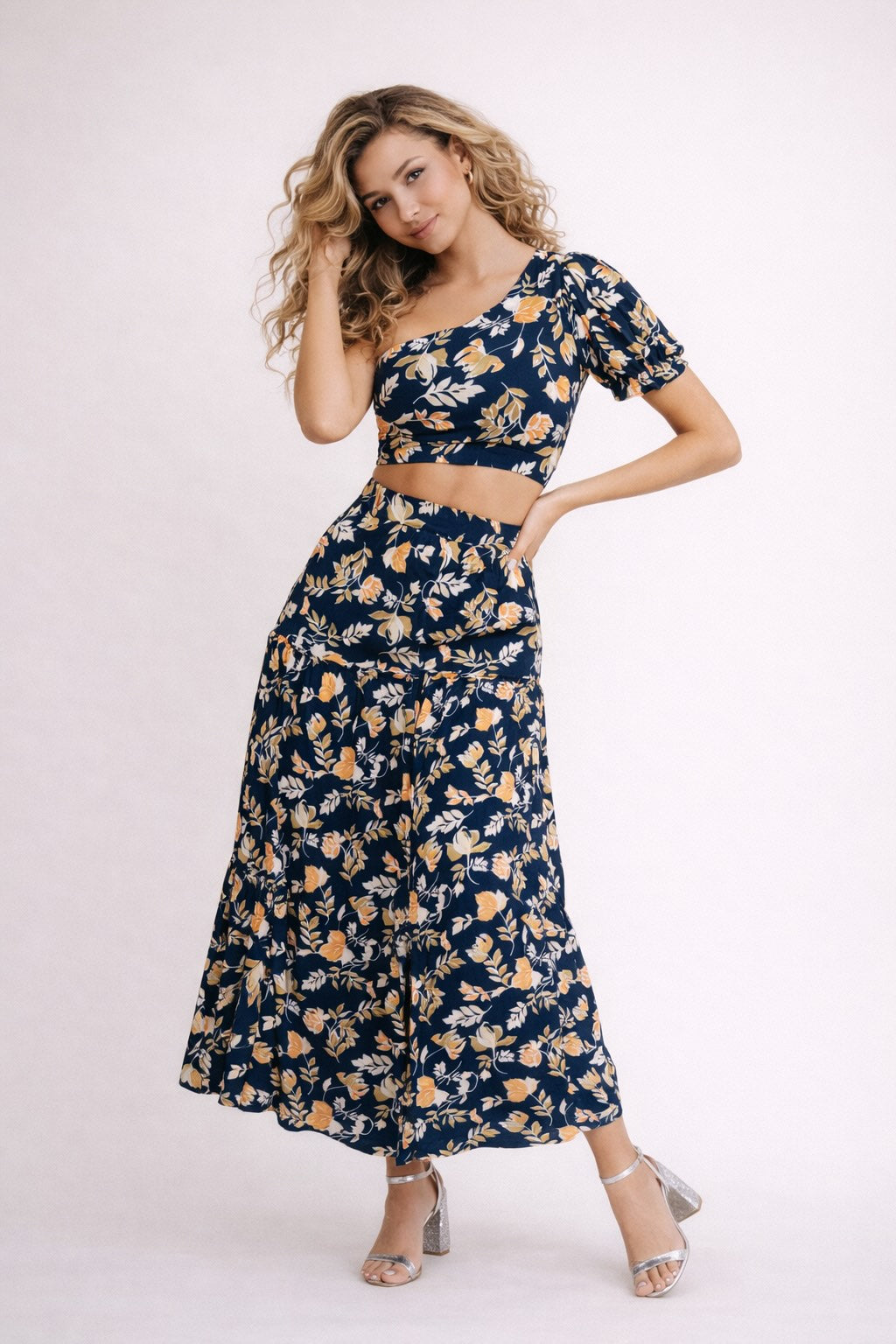 Ensemble femme Dressie Dress avec robe imprimée esprit, top court asymétrique à manches bouffantes et jupe longue fluide.