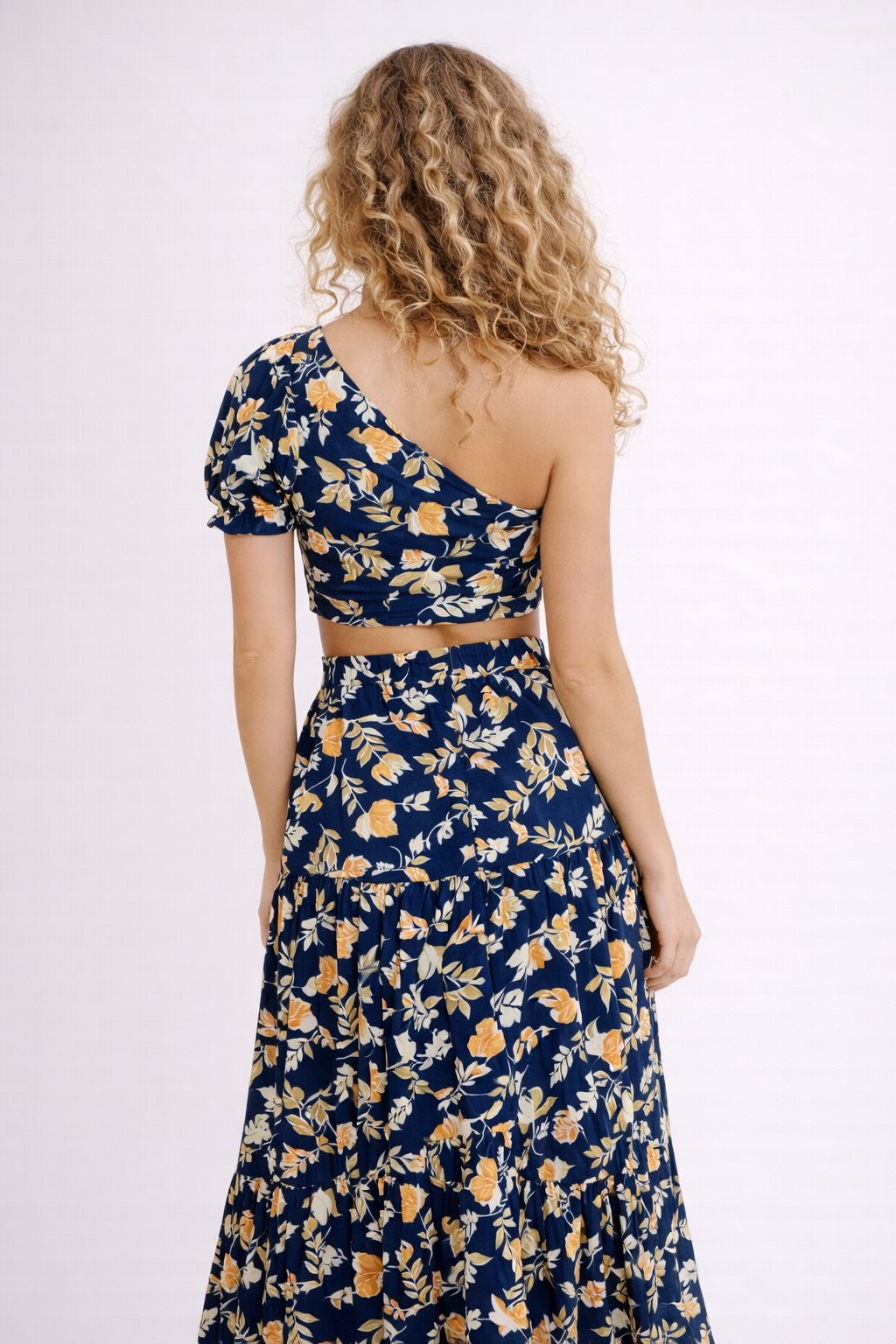 Ensemble femme imprimé esprit robe avec top court asymétrique à manches bouffantes et jupe longue fluide, marque Dressie Dress