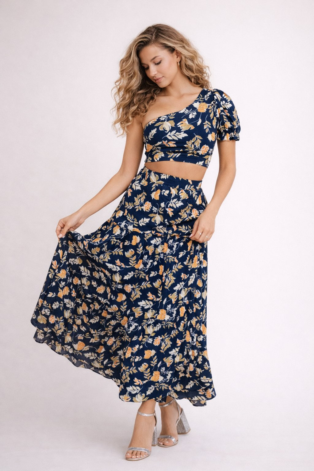Ensemble femme imprimé esprit avec robe romantique, top court asymétrique à manches bouffantes et jupe longue fluide Dressie Dress