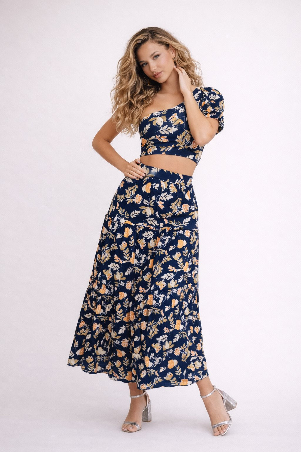 Ensemble femme Dressie Dress avec robe imprimée esprit, top court asymétrique à manches bouffantes et jupe longue fluide.