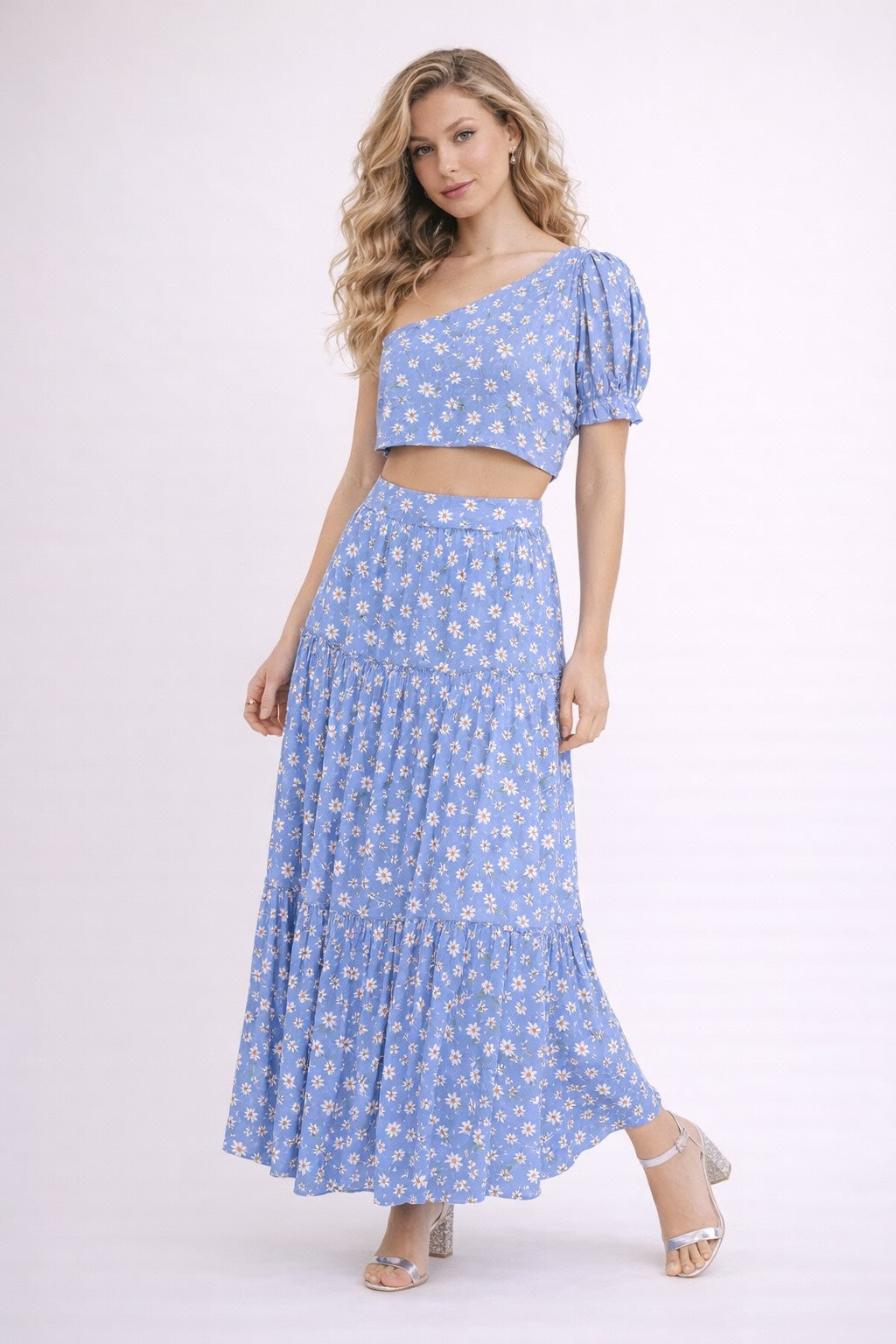 Ensemble femme imprimé esprit, robe avec top court asymétrique à manches bouffantes et jupe longue fluide, style romantique.