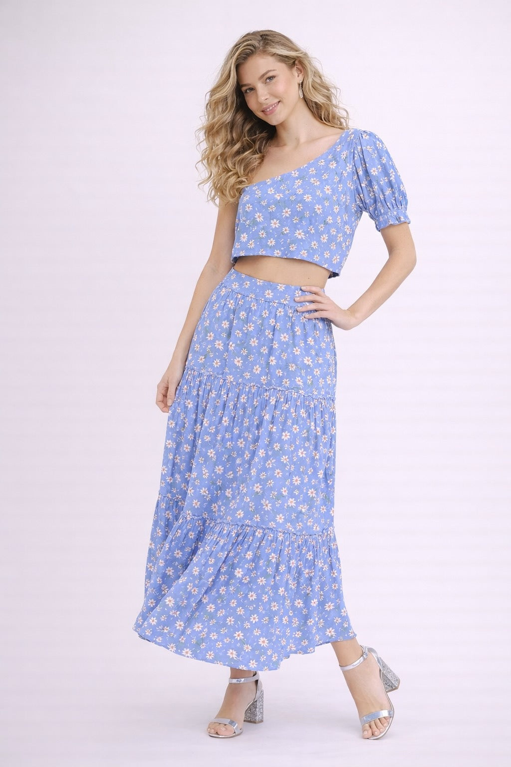 Ensemble pour femme Dressie Dress avec robe imprimée esprit, top court asymétrique à manches bouffantes et jupe longue fluide bleu.