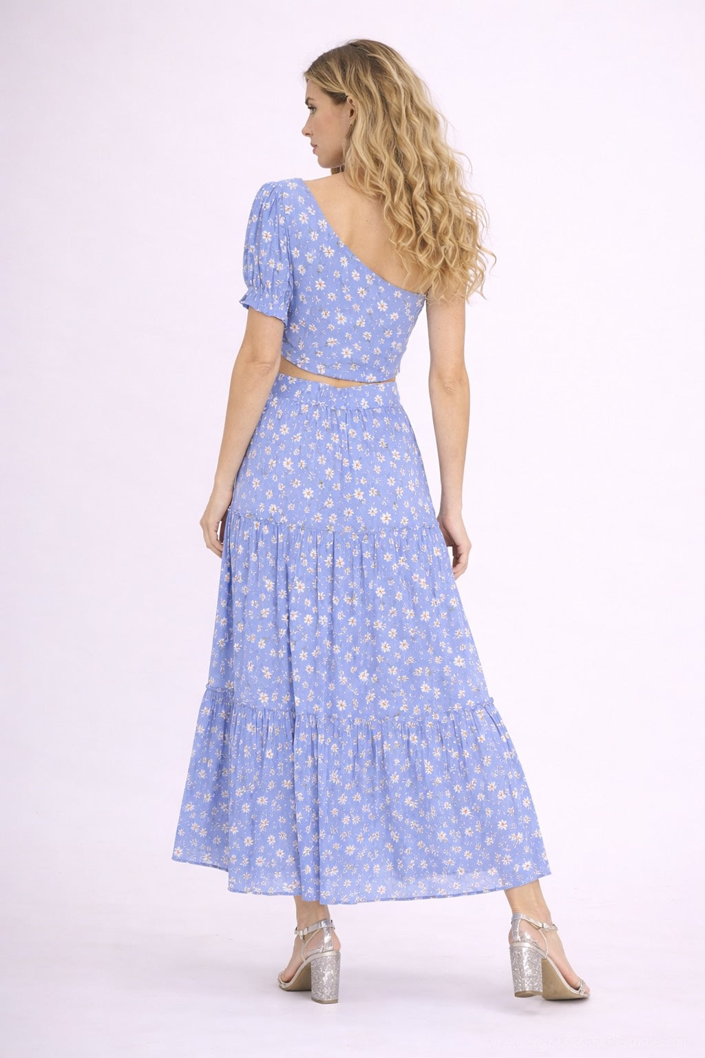 Ensemble femme Dressie Dress avec robe longue fluide à motif romantique, top court asymétrique à manches bouffantes, taille haute.