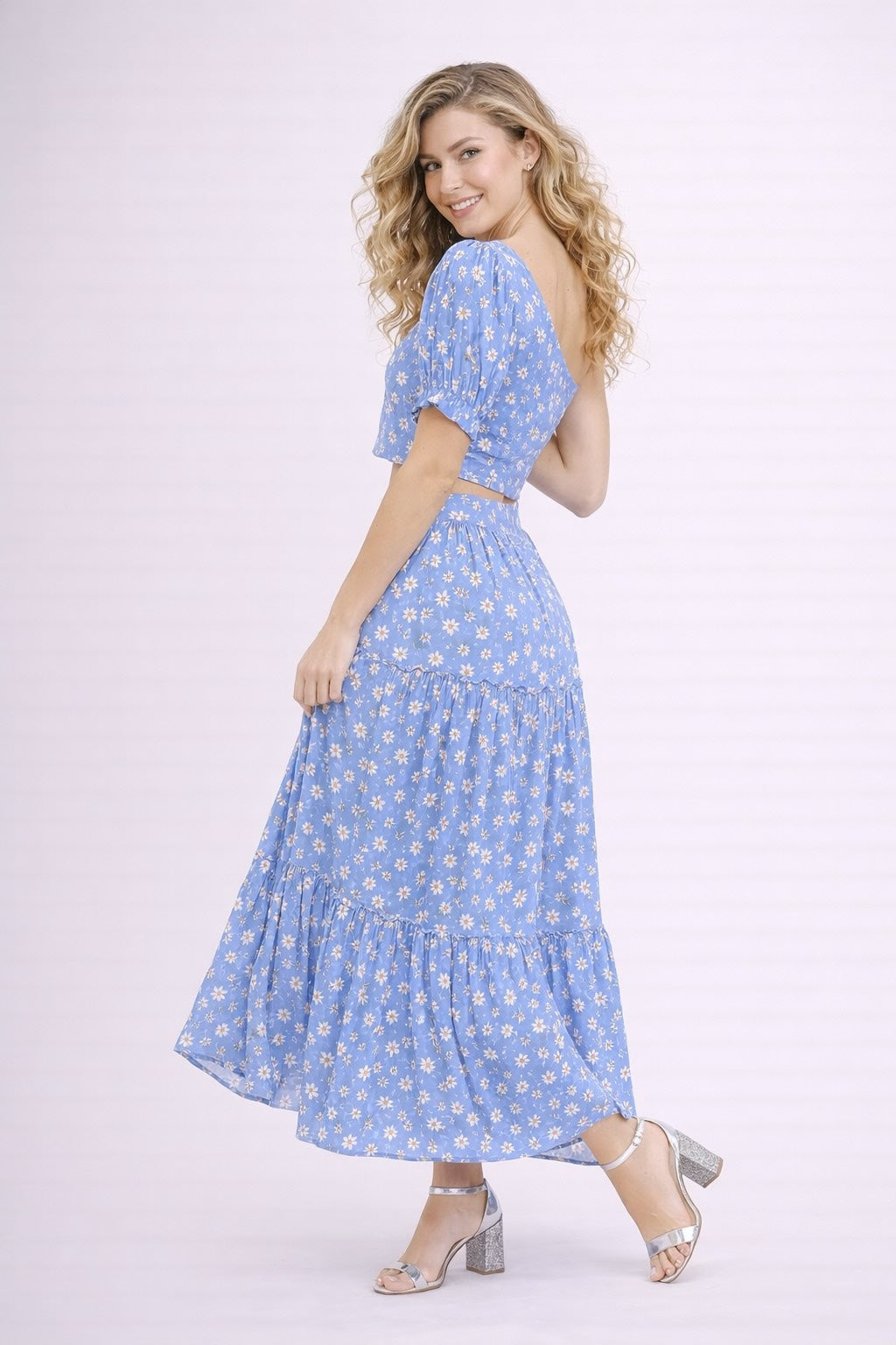 Ensemble femme Dressie Dress avec robe imprimée, top court asymétrique à manches bouffantes et jupe longue fluide bleue.