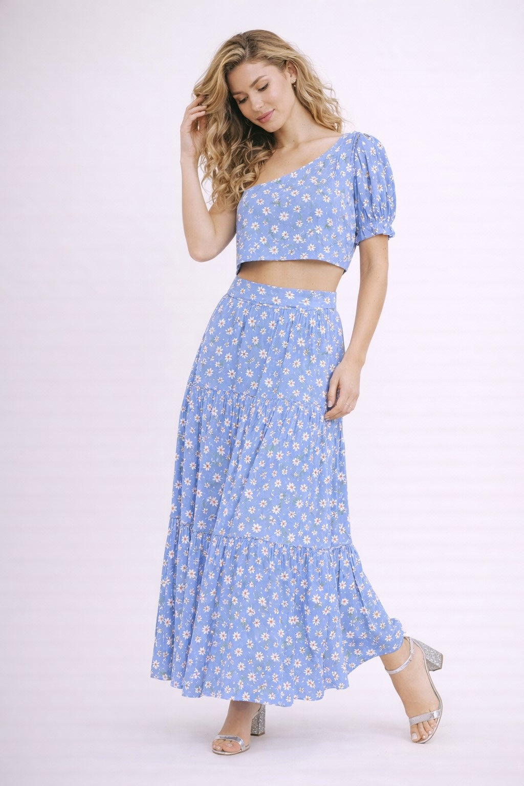 Ensemble femme Dressie Dress, robe imprimée avec top court asymétrique à manches bouffantes et jupe longue fluide bleue.