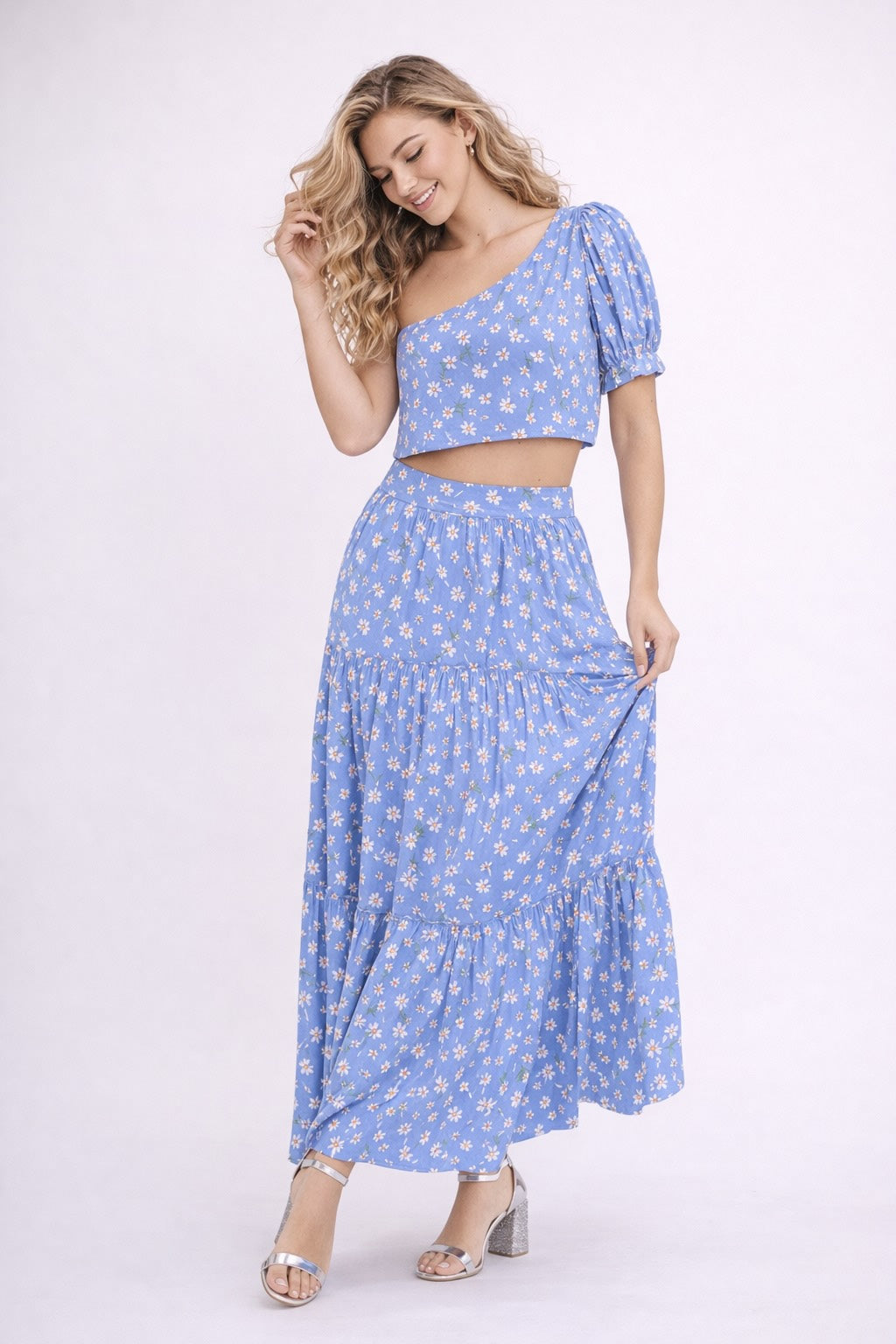 Ensemble femme Dressie Dress, robe imprimée esprit avec top court asymétrique à manches bouffantes et jupe longue fluide, look romantique.