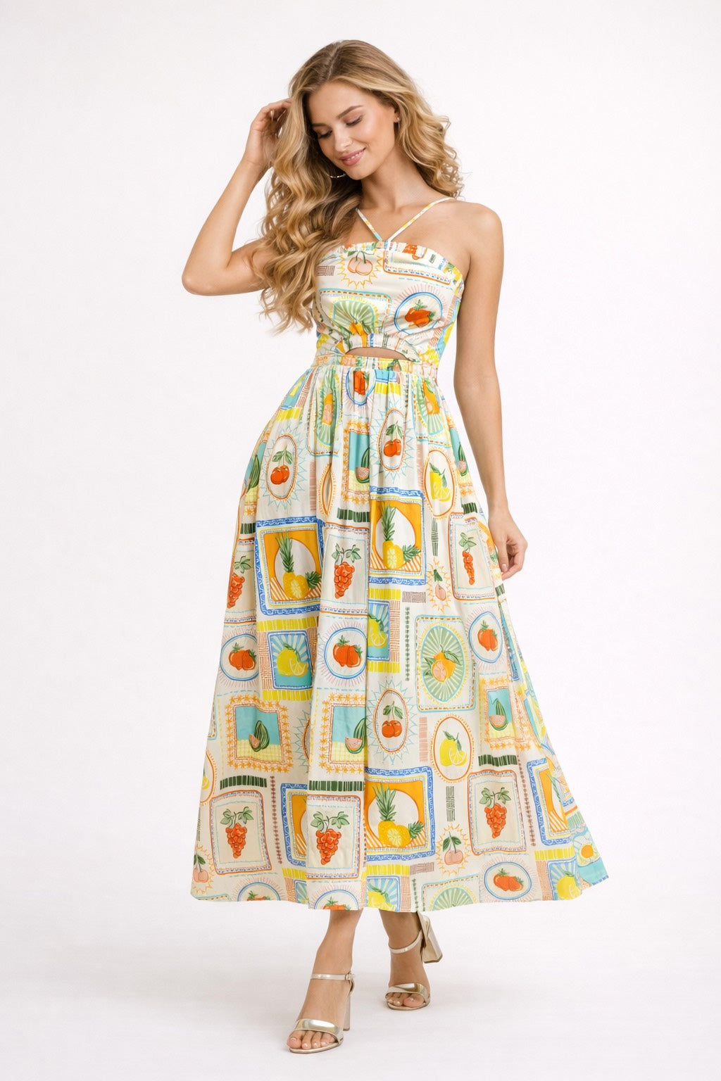 Robe femme imprimée à fines bretelles croisées, découpe à la taille, jupe midi évasée, look romantique et féminin par Dressie Dress