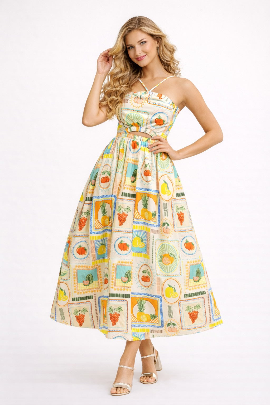 Robe femme imprimée à fines bretelles croisées, découpe à la taille, jupe midi évasée, style romantique et chic, marque Dressie Dress