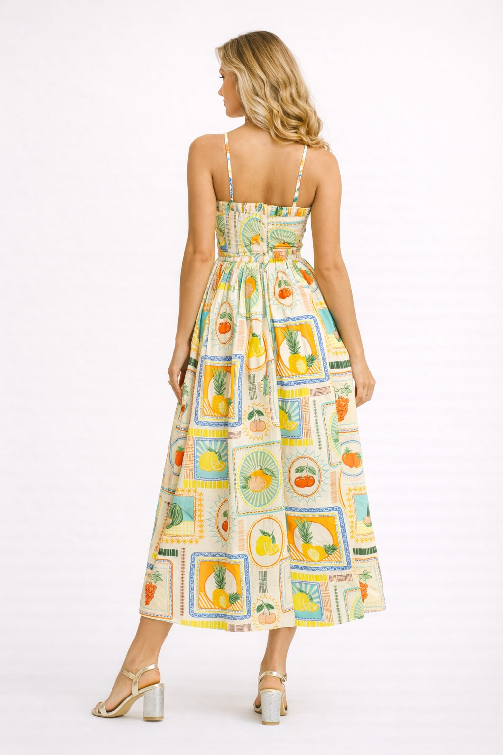 Robe femme imprimée à fines bretelles croisées, taille cintrée et jupe midi évasée, style romantique et féminin par Dressie Dress