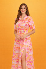 Robe longue pour femme Dressie Dress avec imprimé floral, col chemise, manches courtes, ceinture à boucle et fente frontale.