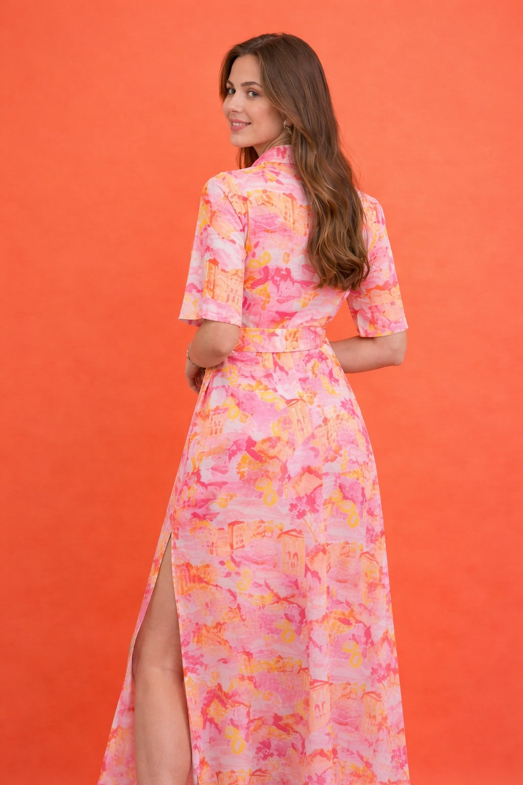Robe longue pour femme imprimée style chemise avec col, manches courtes, ceinture à boucle et fente frontale, marque Dressie Dress