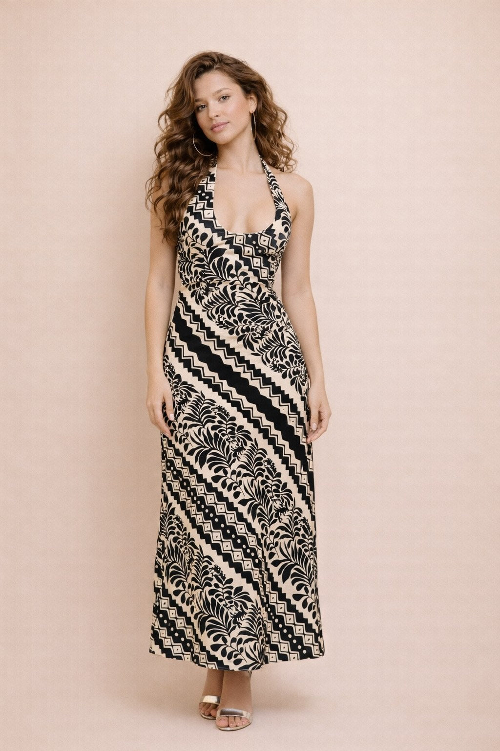 Femme Robe imprimée longue noir & blanc avec encolure U façon dos nu bretelles croisées au dos découpes à la taille et coupe ajustée taille haute | Dressie Dress - Dressie Dress
