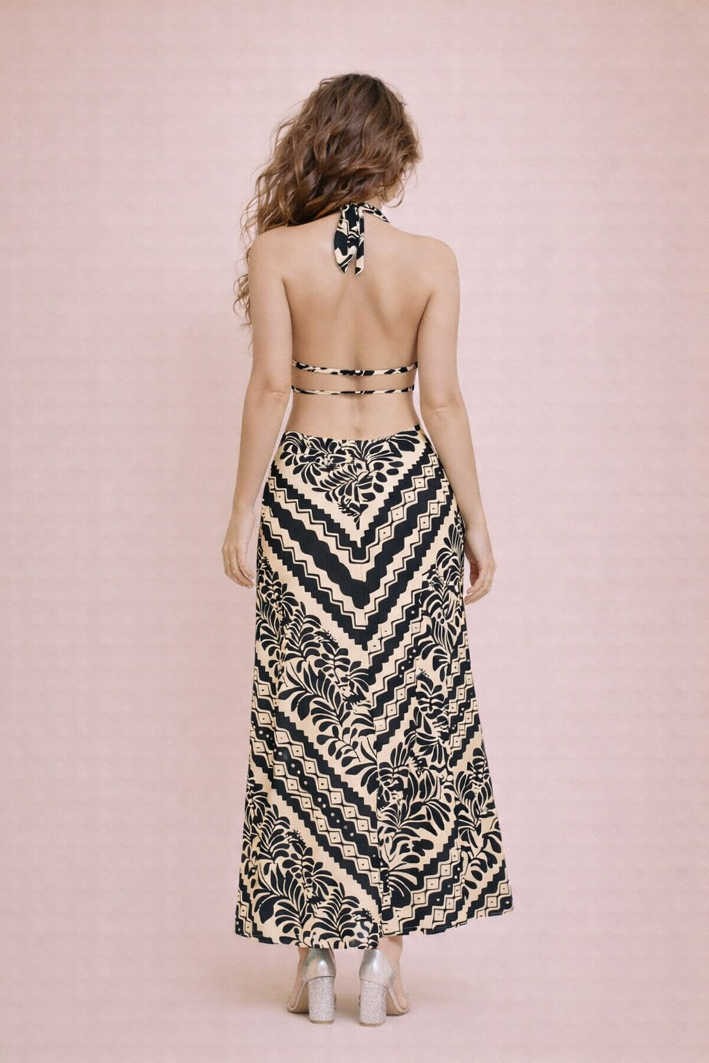Robe longue noire et blanche pour femme, coupe ajustée, encolure U, bretelles au dos, découpes à la taille, style dos nu.